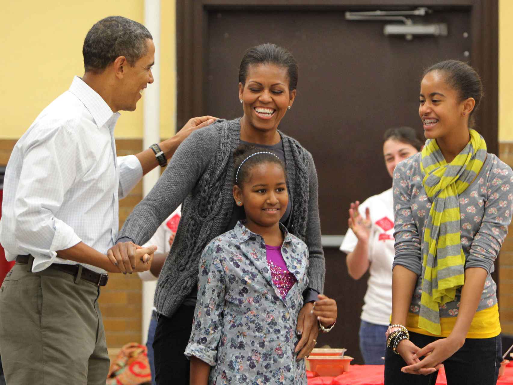 Malia y Sasha Obama junto a sus padres en 2011.