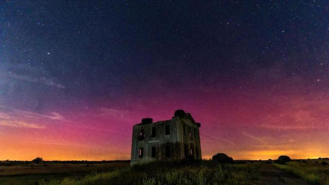 Fotografía de una aurora boreal roja la noche del domingo 23 de abril del 2023 sobre el cielo de Cáceres, Extremadura.