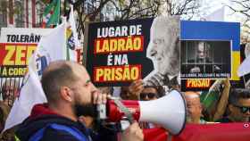 Miembros del partido portugués Chega y partidarios de Bolsonaro se manifiestan contra la visita de Lula a Lisboa.