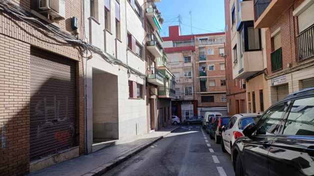 Una de las calles del barrio de Carolinas en Alicante, donde hay varias viviendas con okupas.