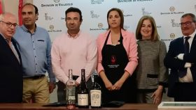 Miembros del jurado, alcalde de Peñafiel y los sumilleres en el momento de dar a conocer los vinos premiados