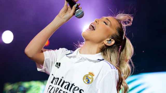 Ana Mena con la camiseta del Real Madrid durante un concierto