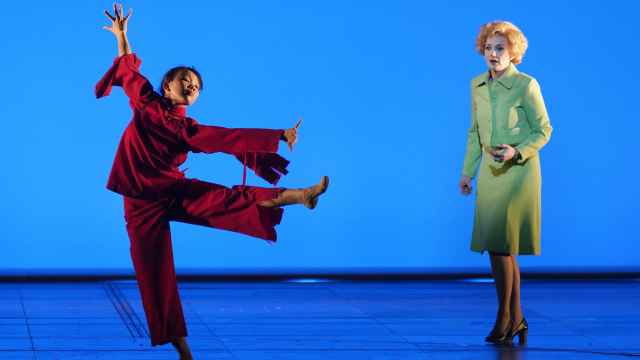 Sarah Tynan (Pat Nixon) y Xiao Ortega (bailarina). Foto: Javier del Real