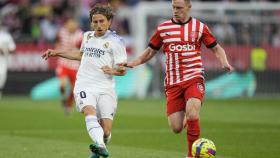 Luka Modric, en acción con Viktor Tsygankov