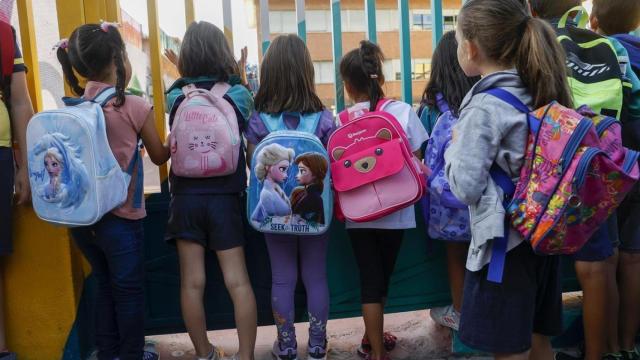 Niñas en la puerta de un colegio./