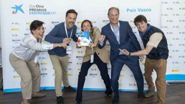 Cimico ha sido elegida la startup más innovadora del País Vasco en los premios EmprendeXXI. El equipo de la startup posa junto al galardón.