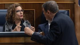 María Jesús Montero, ministra de Hacienda y Función Pública, charla con Luis Planas, ministro de Agricultura, Pesca y Alimentación, en el Congreso.