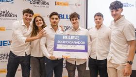 Los jóvenes vencedores con el proyecto Blue Sport.