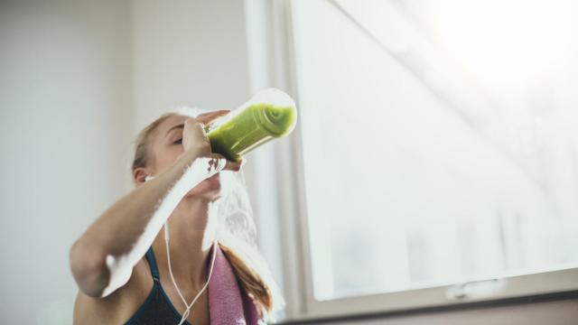 Una mujer toma un batido de frutas después de su entrenamiento. Foto: iStock.