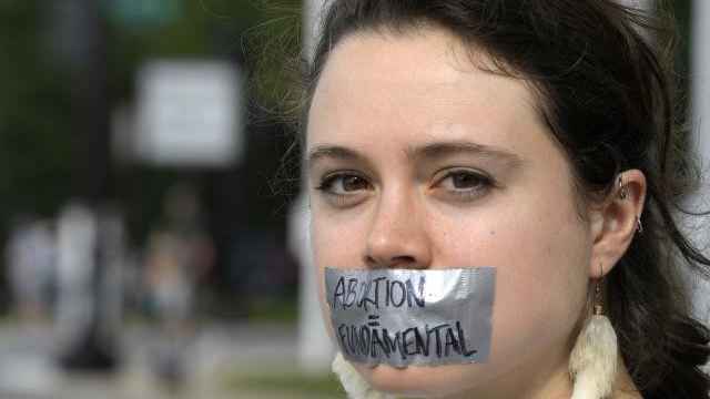 Fotografía de archivo en la que se registró a una mujer que al protestar se cubre la boca con una cinta que dice Aborto es fundamental, en Washington DC (EE.UU.).