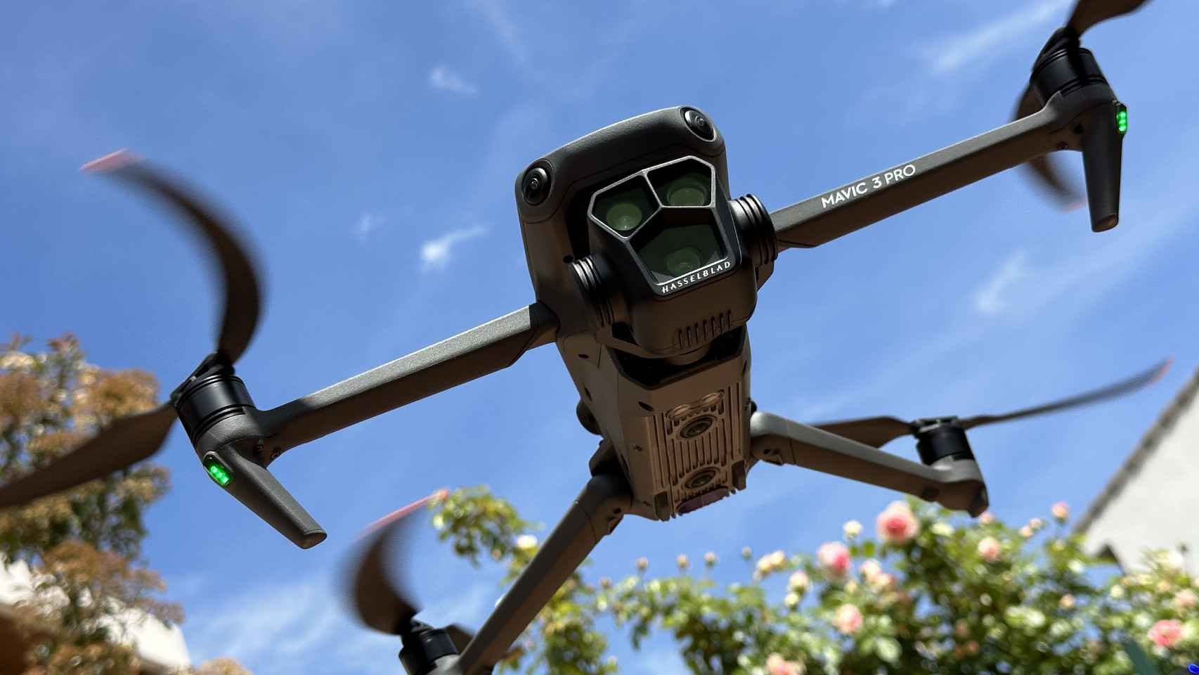Probamos el DJI Mavic 3 Pro, el primer dron del mundo con tres cámaras para  grabar como nunca
