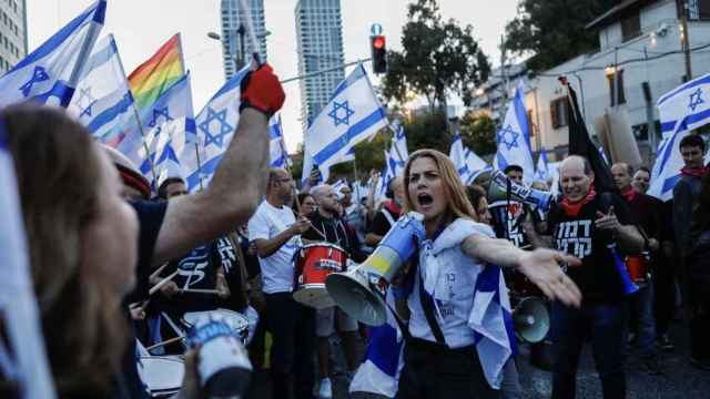 Ciudadanos israelíes protestan contra las reformas judiciales de Benjamin Netanyahu.