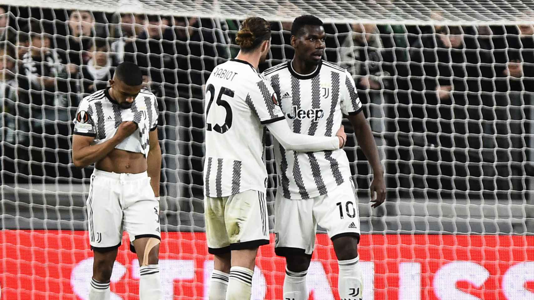 Los jugadores de la Juventus se lamentan durante un partido.