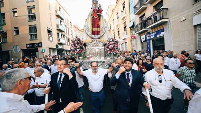 El presidente murciano, Fernando López Miras, ayudando a trasladar a la Virgen de la Fuensanta, la patrona de Murcia.