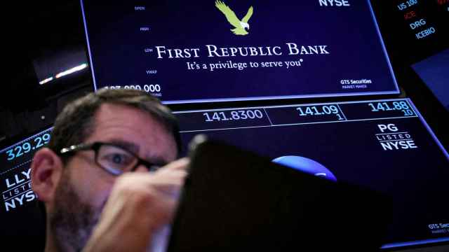 Un agente de bolsa observa la negociación de las acciones de First Republic Bank en la Bolsa de Valores de Nueva York, EEUU.