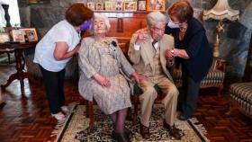 Fotografía del matrimonio más longevo del mundo. Julio César Mora y Waldramina Maclovia llegaron a los 110 años.