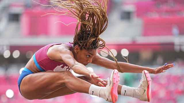 Tara Davis, realizando un salto durante los Juegos Olímpicos de Tokio 2020.