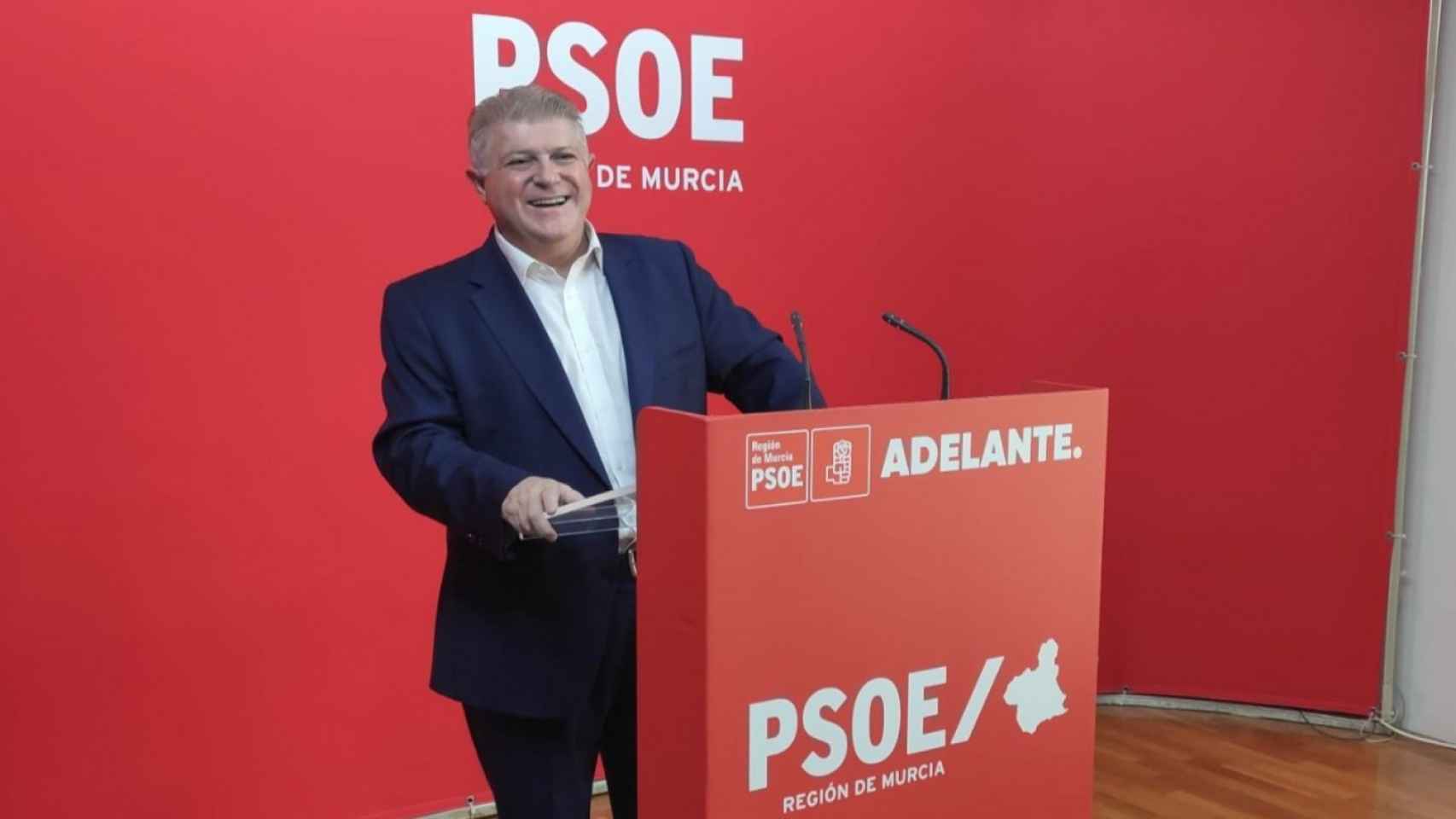 El secretario general del PSOE en la Región de Murcia y candidato autonómico, José Vélez, en una rueda de prensa ofrecida en la sede de los socialistas murcianos.