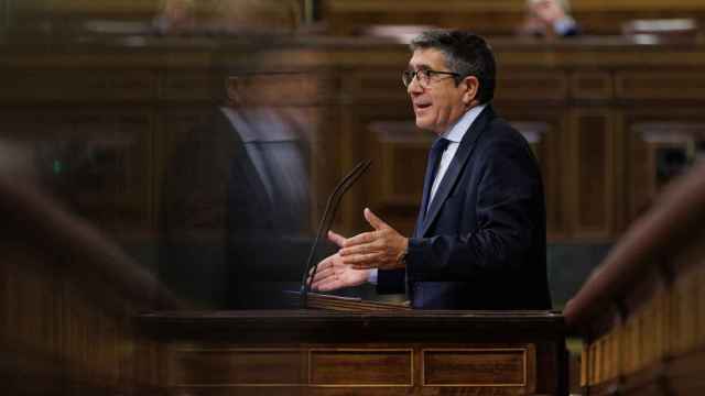 El portavoz del PSOE en el Congreso, Patxi López, interviene en el hemiciclo.