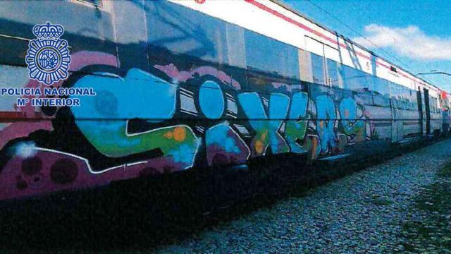 Un tren pintado por grafiteros.