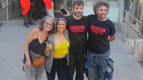 Elena, la segunda por la izquierda, junto a los otros tres activistas que participaron en los ataques a las sedes de los partidos.