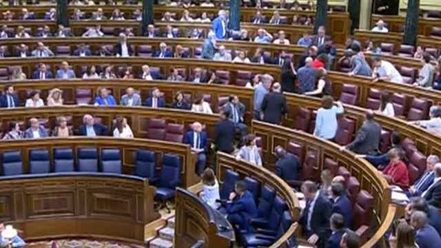 Momento en el que una diputada de Unidas Podemos se desmaya en el hemiciclo.
