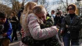 Un niño ucraniano deportado por los rusos se reencuentra con su madre.