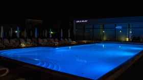 Imagen de archivo de una piscina de hotel de noche.