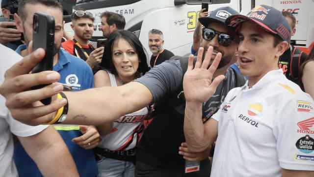 Marc Márquez saluda con su mano derecha lesionada a un aficionado a través del móvil, en Jerez.