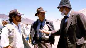 Steven Spielberg, Harrison Ford y Sean Connery durante el rodaje de 'Indiana Jones y la última cruzada'.