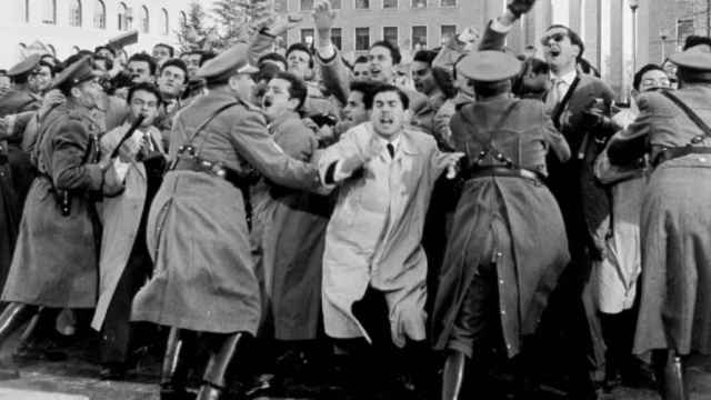 Fotograma censurado de 'Muerte de un ciclista' (1955), de Juan Antonio Bardem, que muestra una manifestación universitaria. Foto: Filmoteca Española