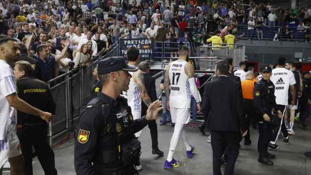 Los jugadores del Real Madrid se marchan a los vestuarios.