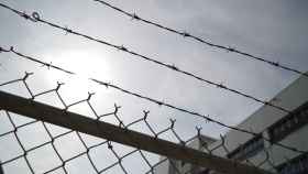 Imagen de archivo de alambre de espino en el exterior de una prisión.