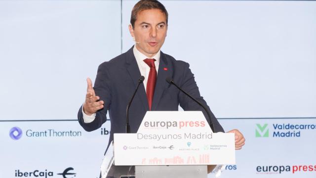 El secretario general del PSOE-M y candidato a la Presidencia de la Comunidad, Juan Lobato, interviene durante un desayuno informativo de Europa Press.