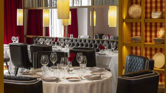 Las mesas de Casa Felisa están decoradas con claveles y sus paredes son blancas y rojas, dos detalles muy madrileños.