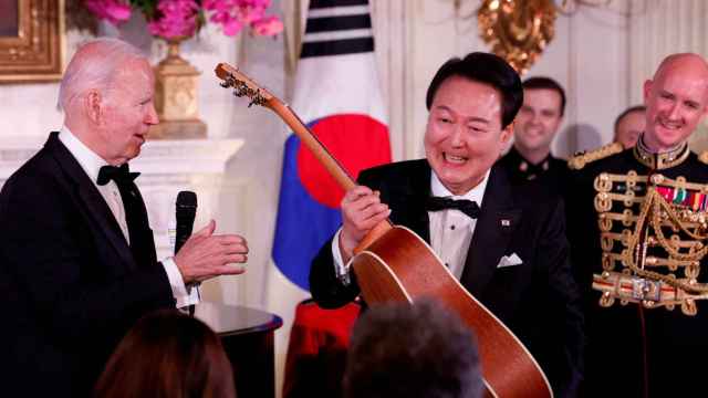 Yoon Suk Yeol con una guitarra que le ha regalado Joe Biden.