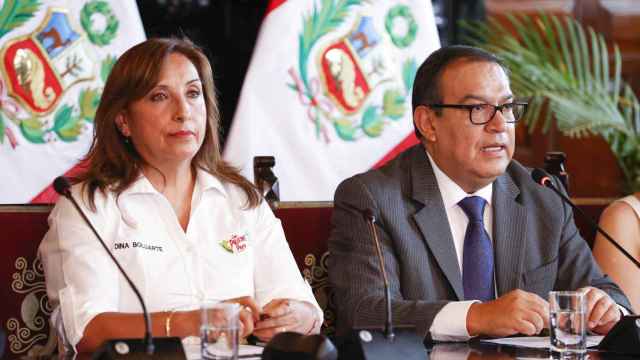La presidenta de Perú, Dina Boluarte, y el primer ministro del país, Alberto Otarola, durante la rueda de prensa.