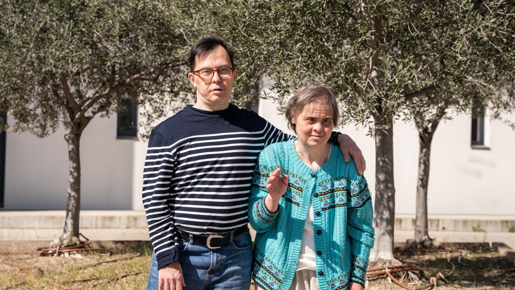 Toño y Mariajo frente a los tres olivos del centro ocupacional.