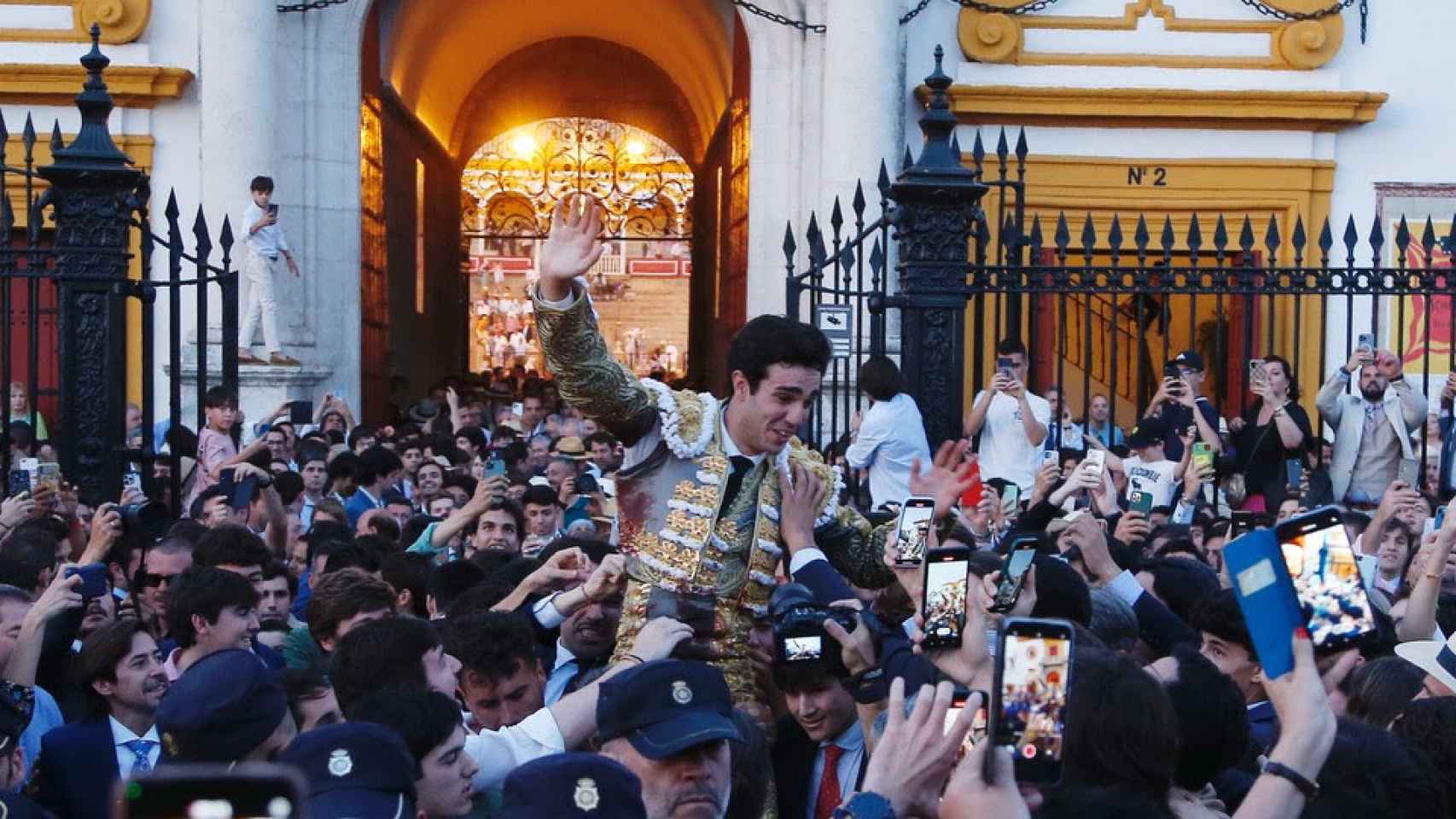 El torero Tomás Rufo sale por la Puerta del Príncipe de Sevilla.