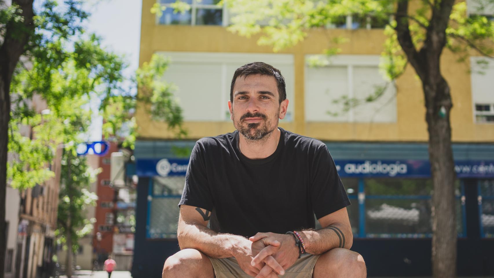 Ramón Espinar, en un banco de la 'Plaza Vieja' de Vallecas.