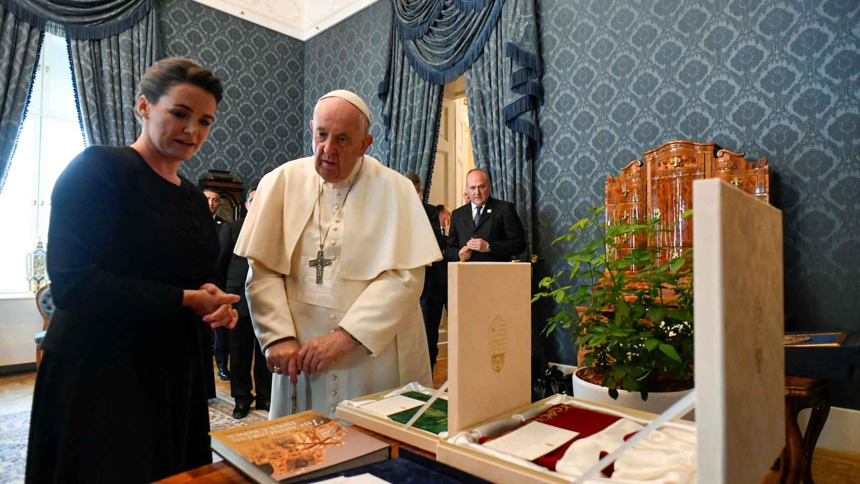 El Papa Francisco habla con la presidenta de Hungría, Katalin Novak.