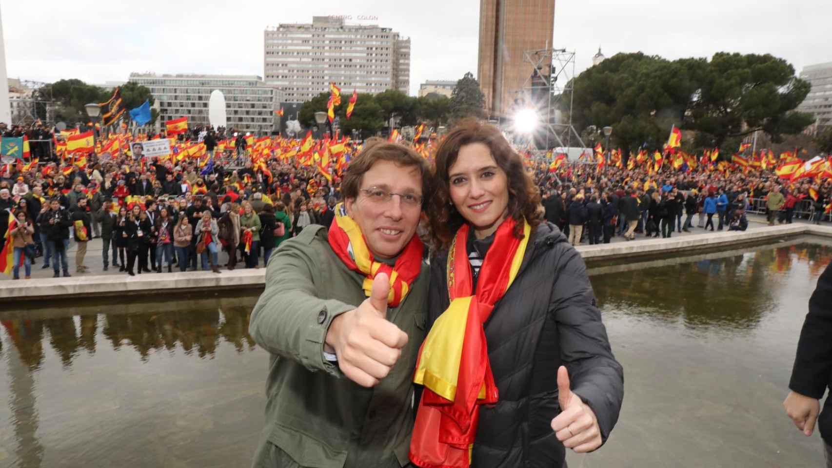 Almeida y Ayuso, con las bufandas españolas.