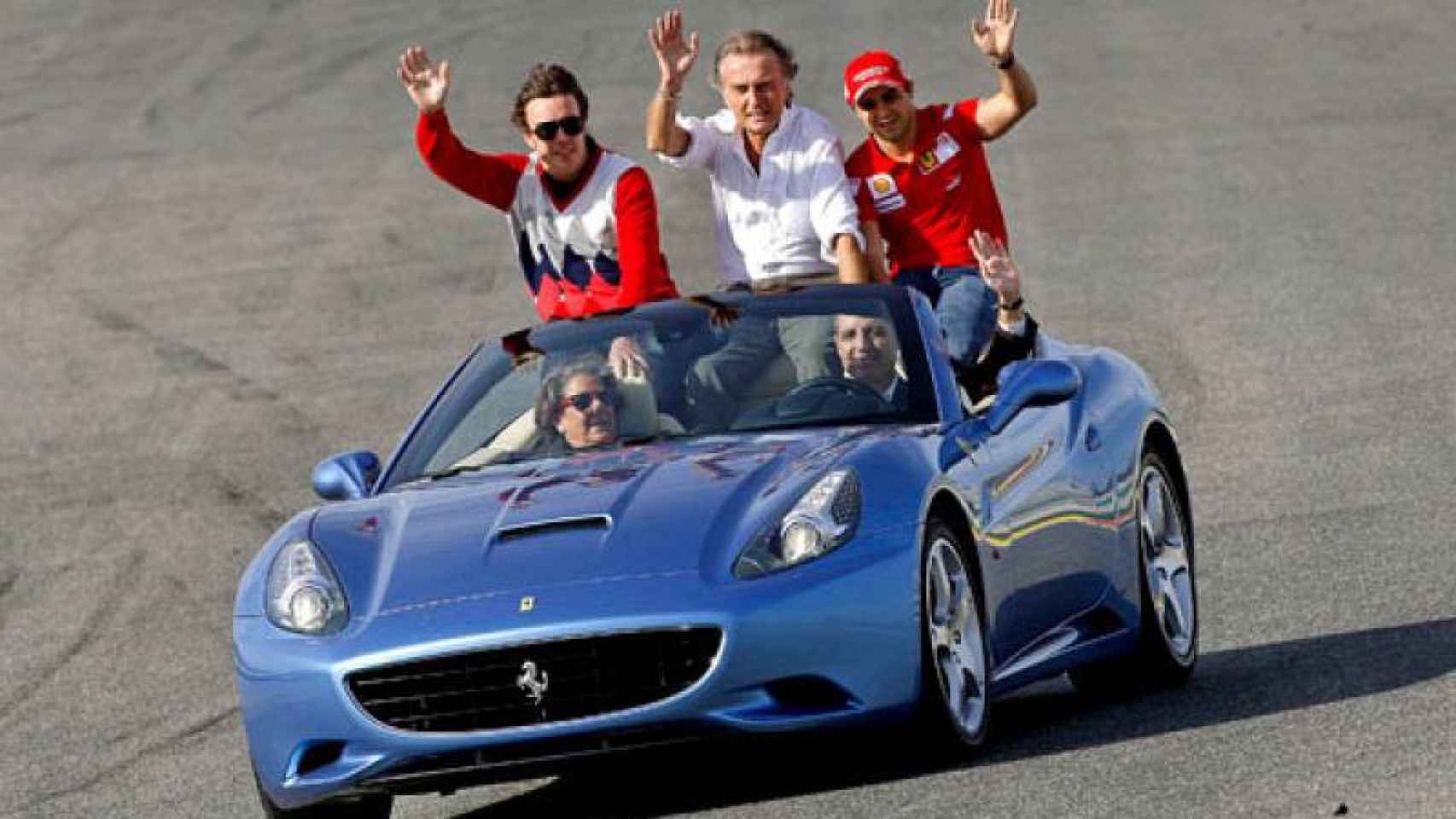 La célebre imagen de Rita Barberá y Francisco Camps portando en un Ferrari a los pilotos del equipo en 2009.