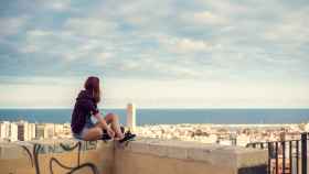 Una joven observa la ciudad de Alicante, en imagen de archivo.