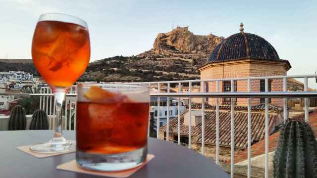 Las terrazas de los dos hoteles cinco estrellas de Alicante están ya abiertas al público.