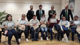 Foto de familia tras el taller 'Economía para todos', impartido en la oficina de Eurocaja Rural en Ponferrada