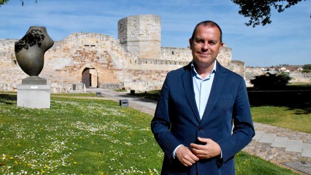 Francisco Requejo posa en los jardines del Castillo de Zamora