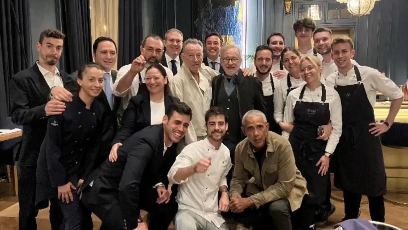 Steven Spielberg, Barack Obama y Bruce Springsteen junto al equipo del restaurante Amar Barcelona.