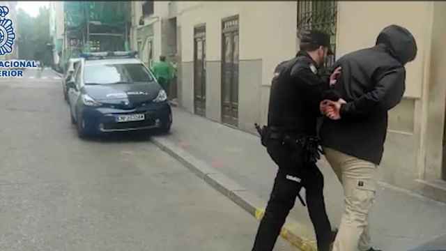 Un agente custodia a uno de los detenidos - Europa Press.
