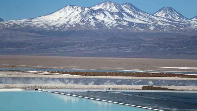 Una vista de una piscina de salmuera de una mina de litio en el salar de Atacama (Chile).